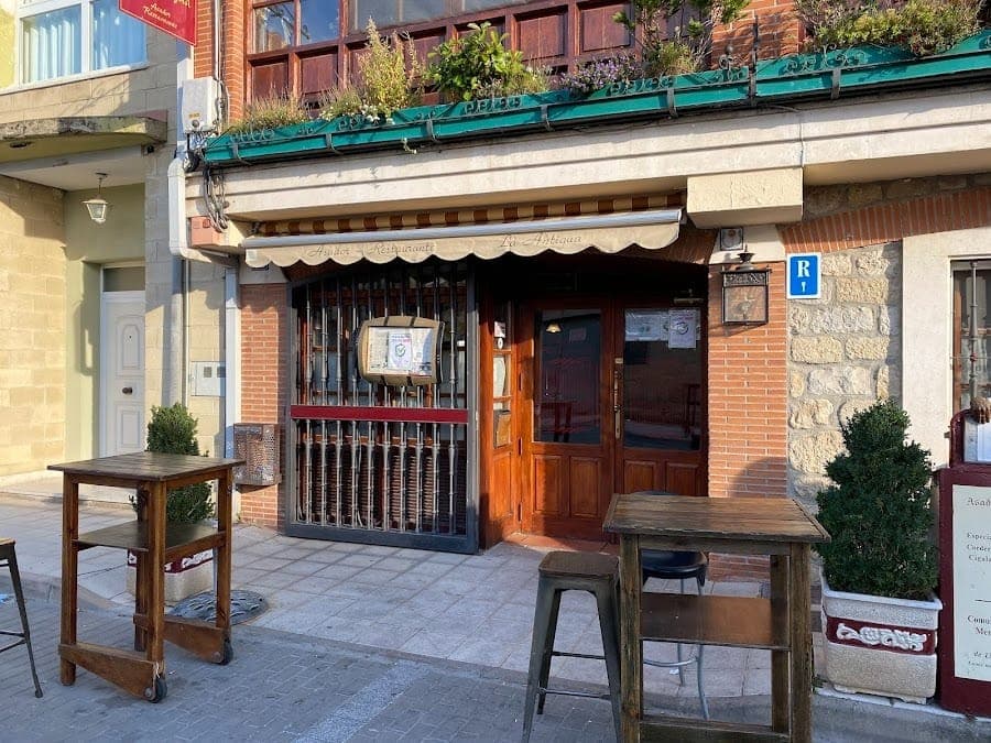 Fachada exterior del Asador Restaurante La Antigua