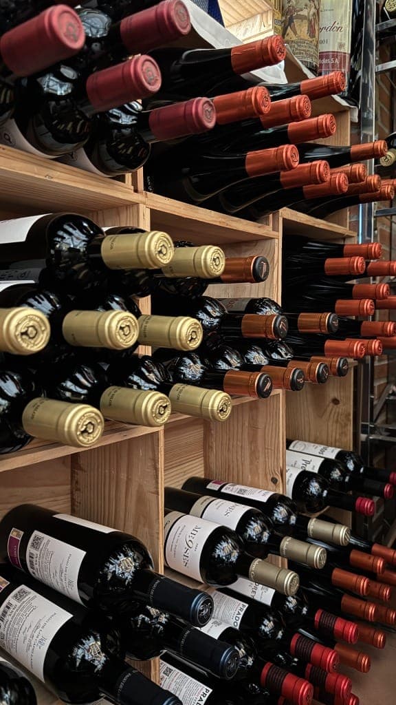 Botellero de madera con selección de vinos Ribera del Duero