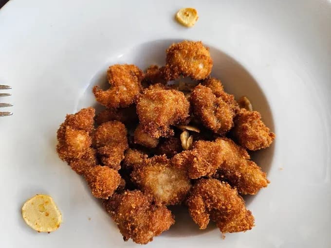 Mollejitas de lechazo crujientes con láminas de ajo dorado
