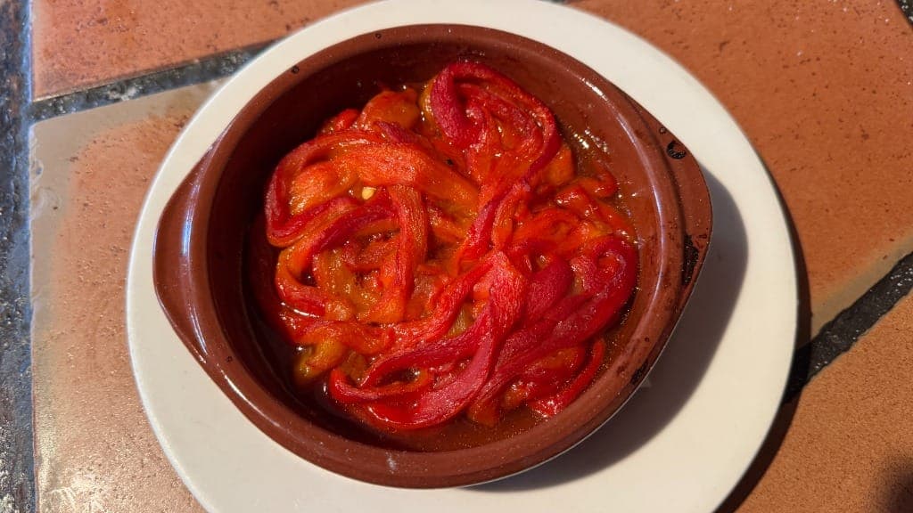 Pimientos rojos asados en cazuela de barro tradicional