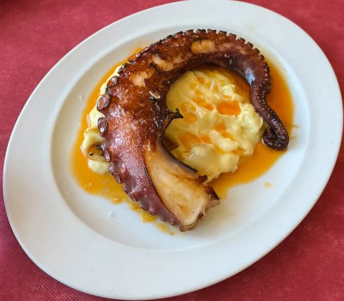 Pulpo a la plancha con puré de patata y aceite de pimentón