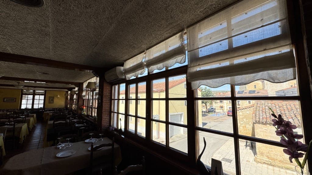 Comedor con grandes ventanales y luz natural